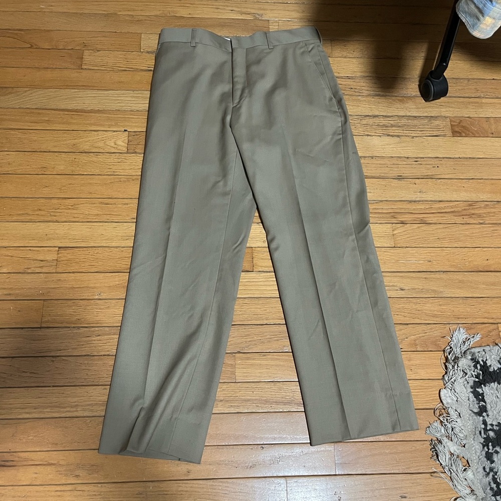 Kenneth Cole Awearness Khaki Men’s slacks. 100% Wool. 32x30. Lightly worn, mint